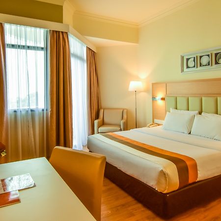 טנג'ונג בונגא Hotel Sentral Seaview @ ​Beachfront מראה חיצוני תמונה