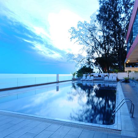 טנג'ונג בונגא Hotel Sentral Seaview @ ​Beachfront מראה חיצוני תמונה