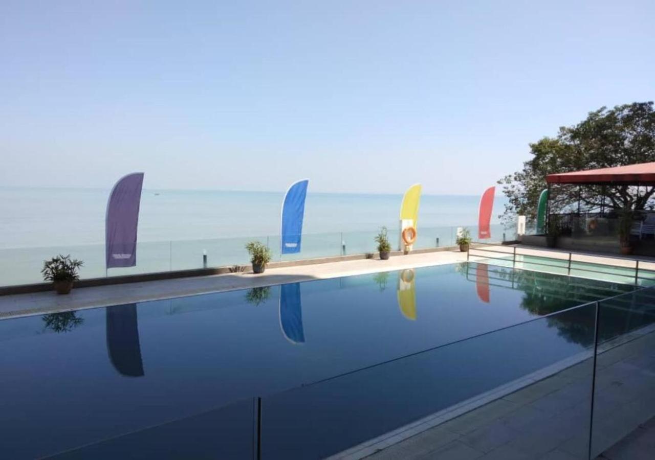 טנג'ונג בונגא Hotel Sentral Seaview @ ​Beachfront מראה חיצוני תמונה