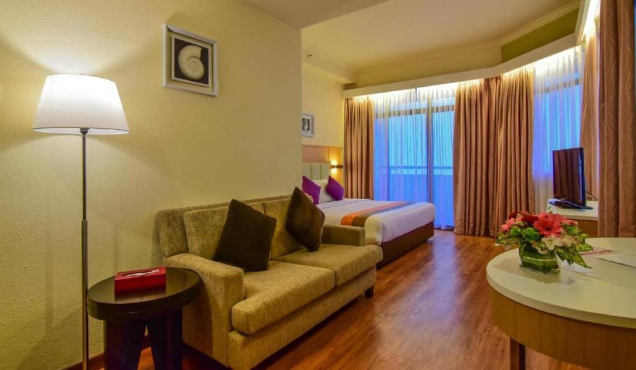 טנג'ונג בונגא Hotel Sentral Seaview @ ​Beachfront מראה חיצוני תמונה