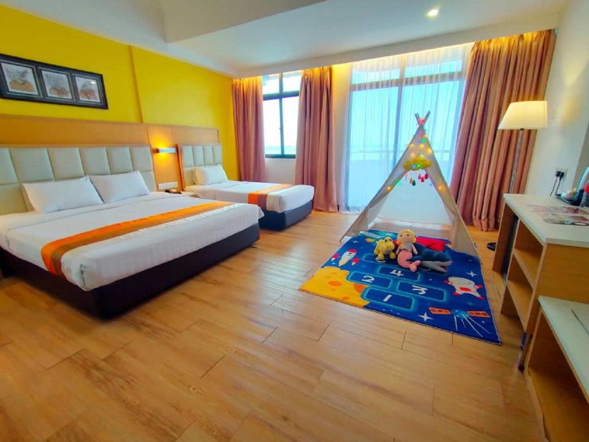 טנג'ונג בונגא Hotel Sentral Seaview @ ​Beachfront מראה חיצוני תמונה