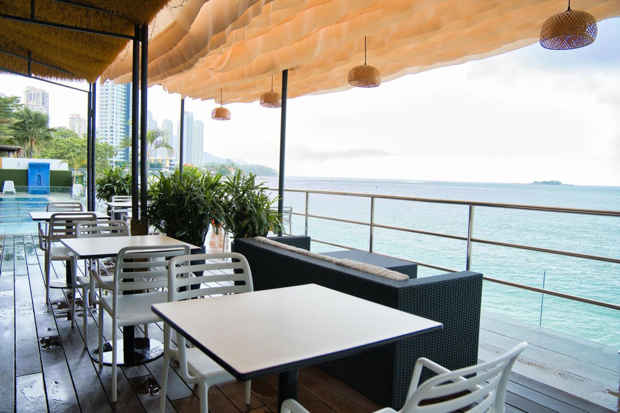 טנג'ונג בונגא Hotel Sentral Seaview @ ​Beachfront מראה חיצוני תמונה