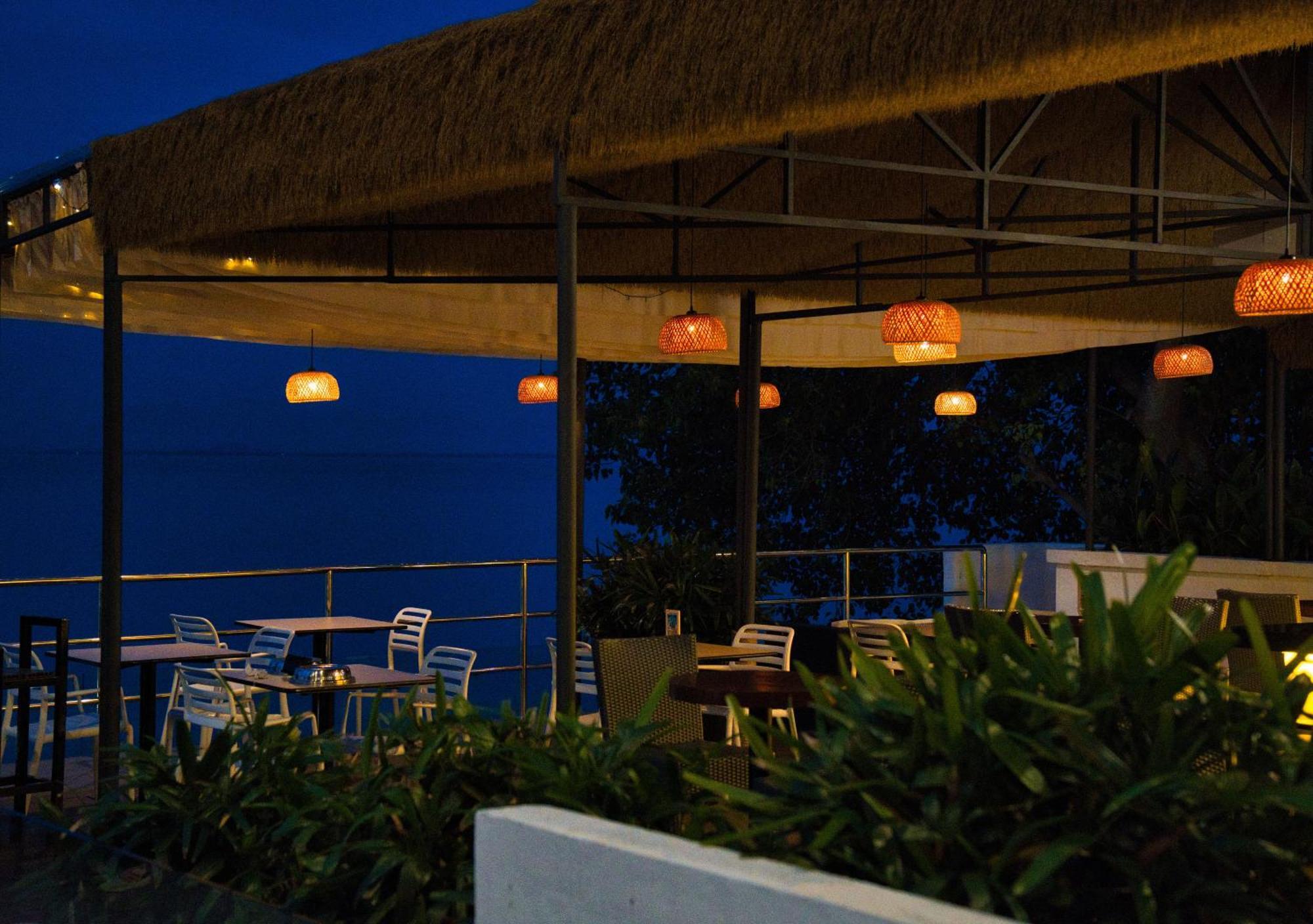 טנג'ונג בונגא Hotel Sentral Seaview @ ​Beachfront מראה חיצוני תמונה