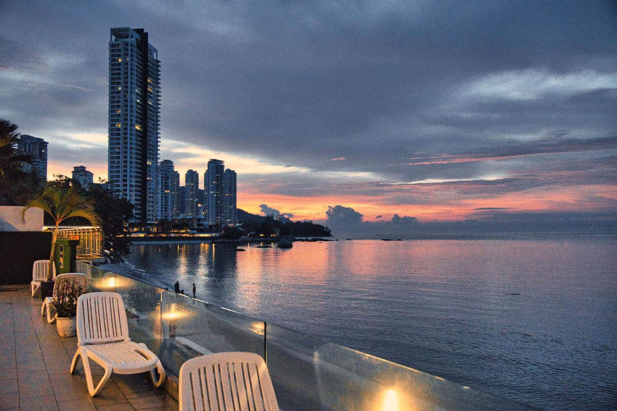 טנג'ונג בונגא Hotel Sentral Seaview @ ​Beachfront מראה חיצוני תמונה