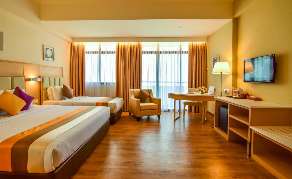 טנג'ונג בונגא Hotel Sentral Seaview @ ​Beachfront מראה חיצוני תמונה