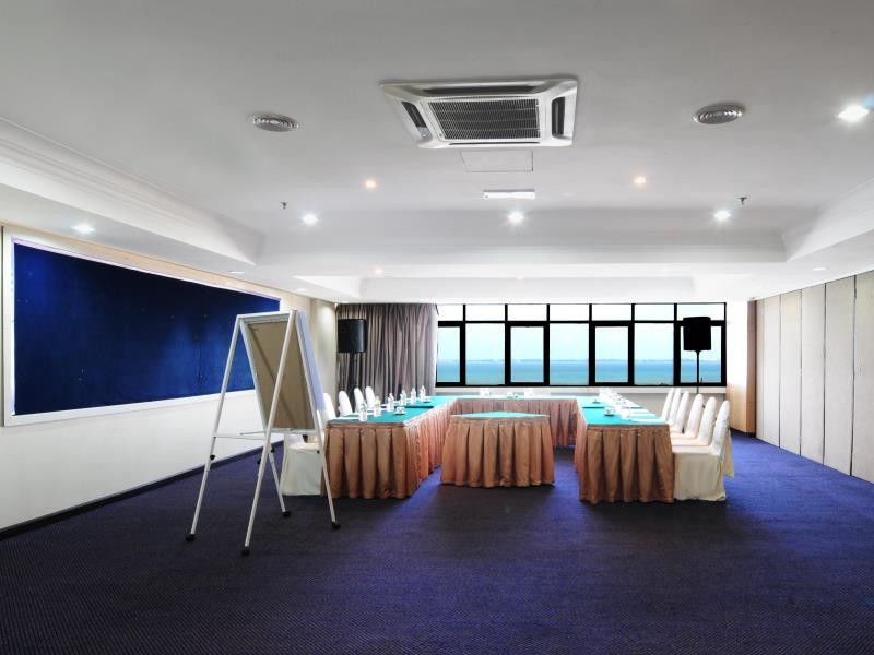 טנג'ונג בונגא Hotel Sentral Seaview @ ​Beachfront מראה חיצוני תמונה