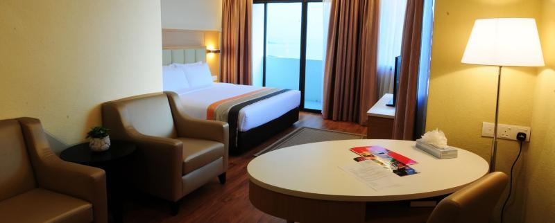 טנג'ונג בונגא Hotel Sentral Seaview @ ​Beachfront מראה חיצוני תמונה