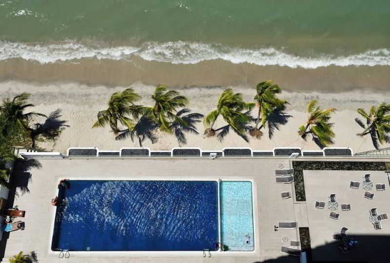 טנג'ונג בונגא Hotel Sentral Seaview @ ​Beachfront מראה חיצוני תמונה