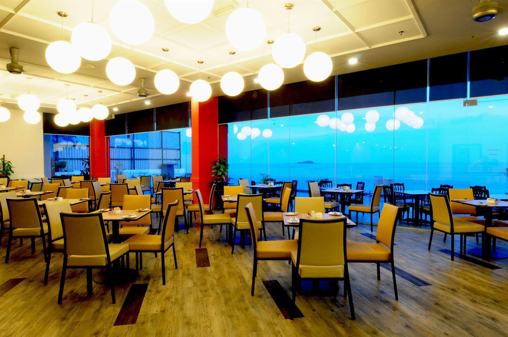 טנג'ונג בונגא Hotel Sentral Seaview @ ​Beachfront מראה חיצוני תמונה