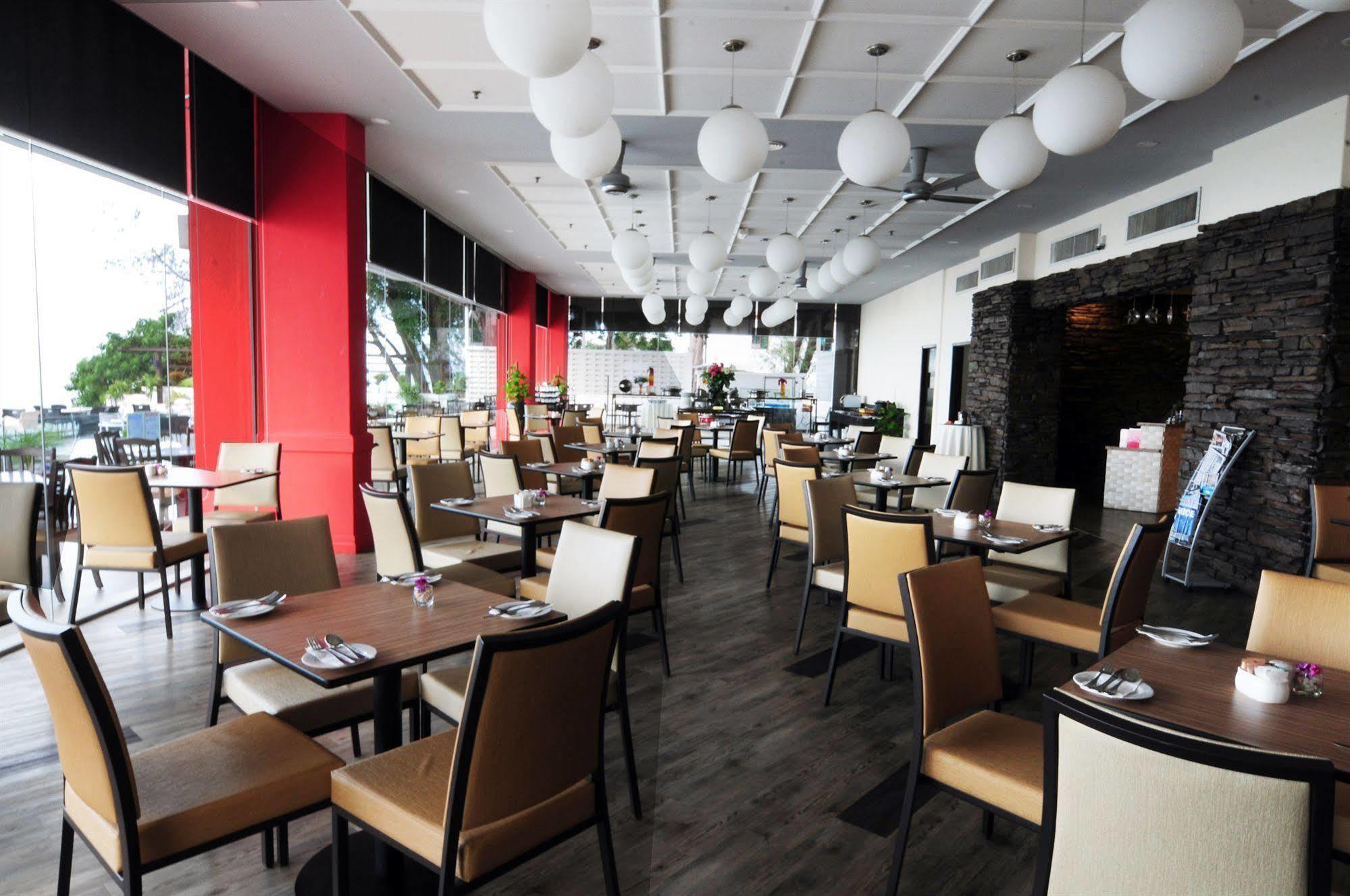 טנג'ונג בונגא Hotel Sentral Seaview @ ​Beachfront מראה חיצוני תמונה