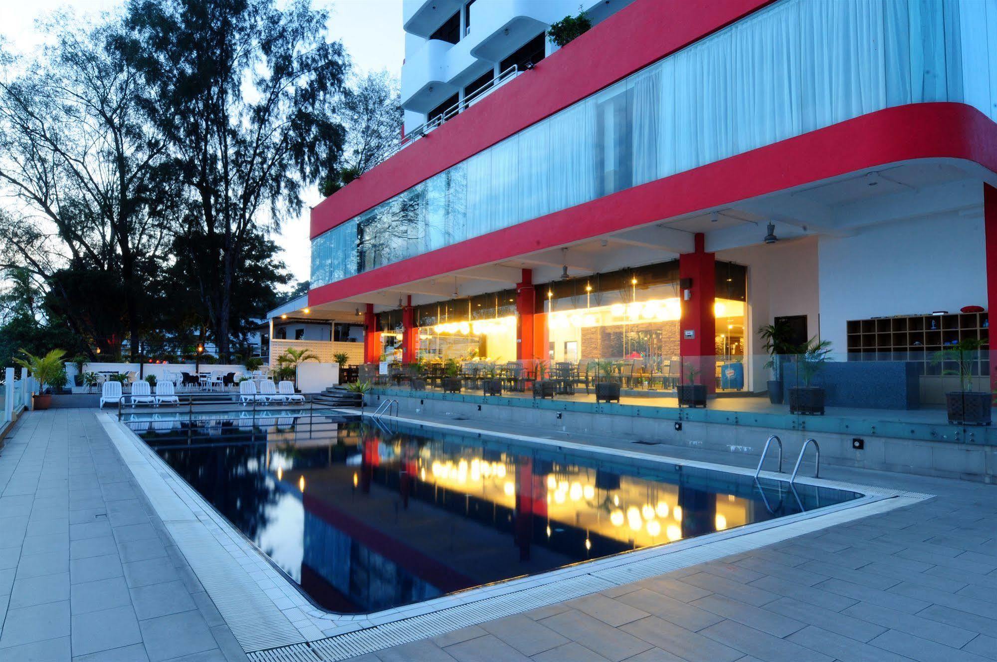 טנג'ונג בונגא Hotel Sentral Seaview @ ​Beachfront מראה חיצוני תמונה