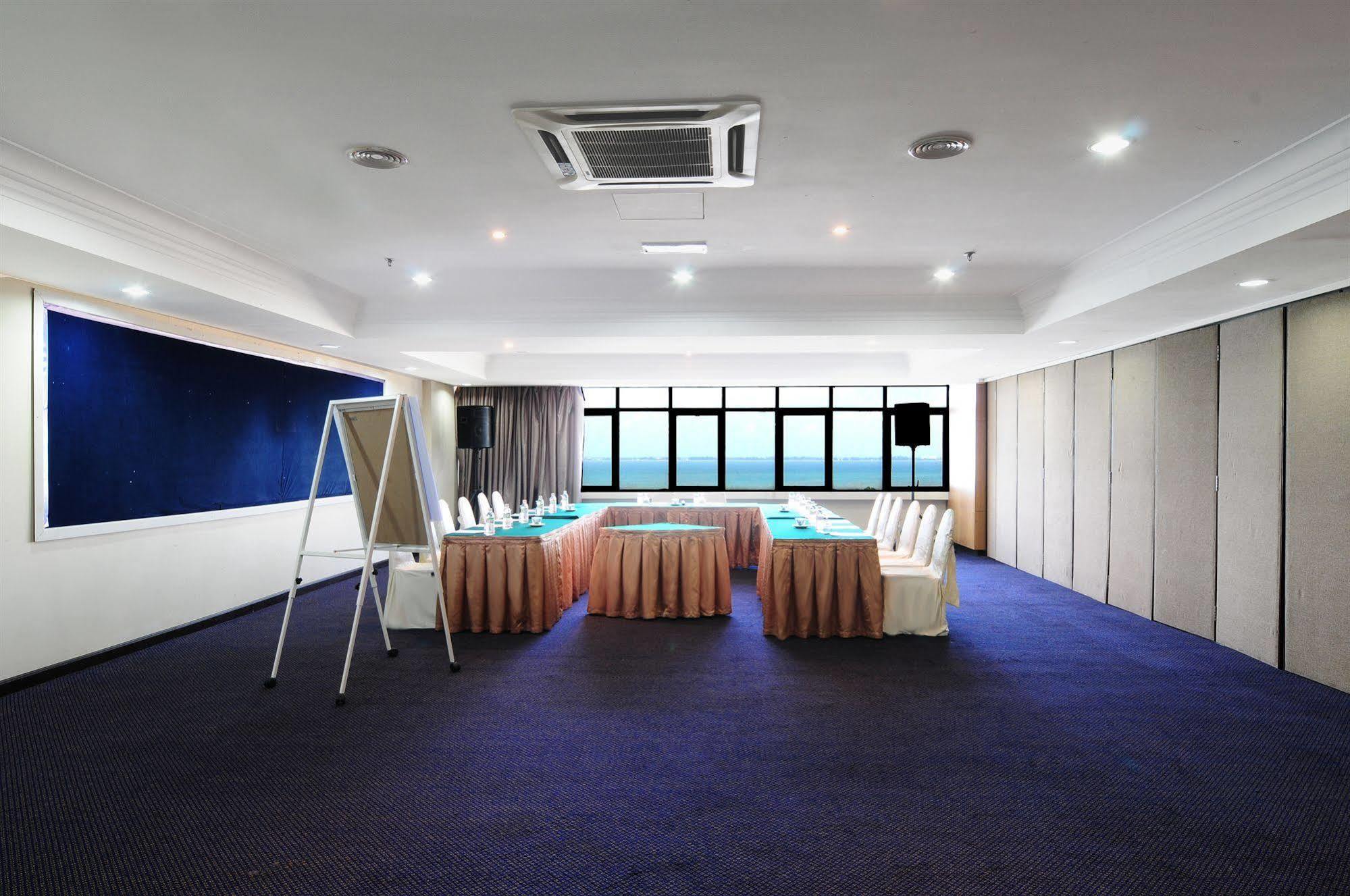 טנג'ונג בונגא Hotel Sentral Seaview @ ​Beachfront מראה חיצוני תמונה