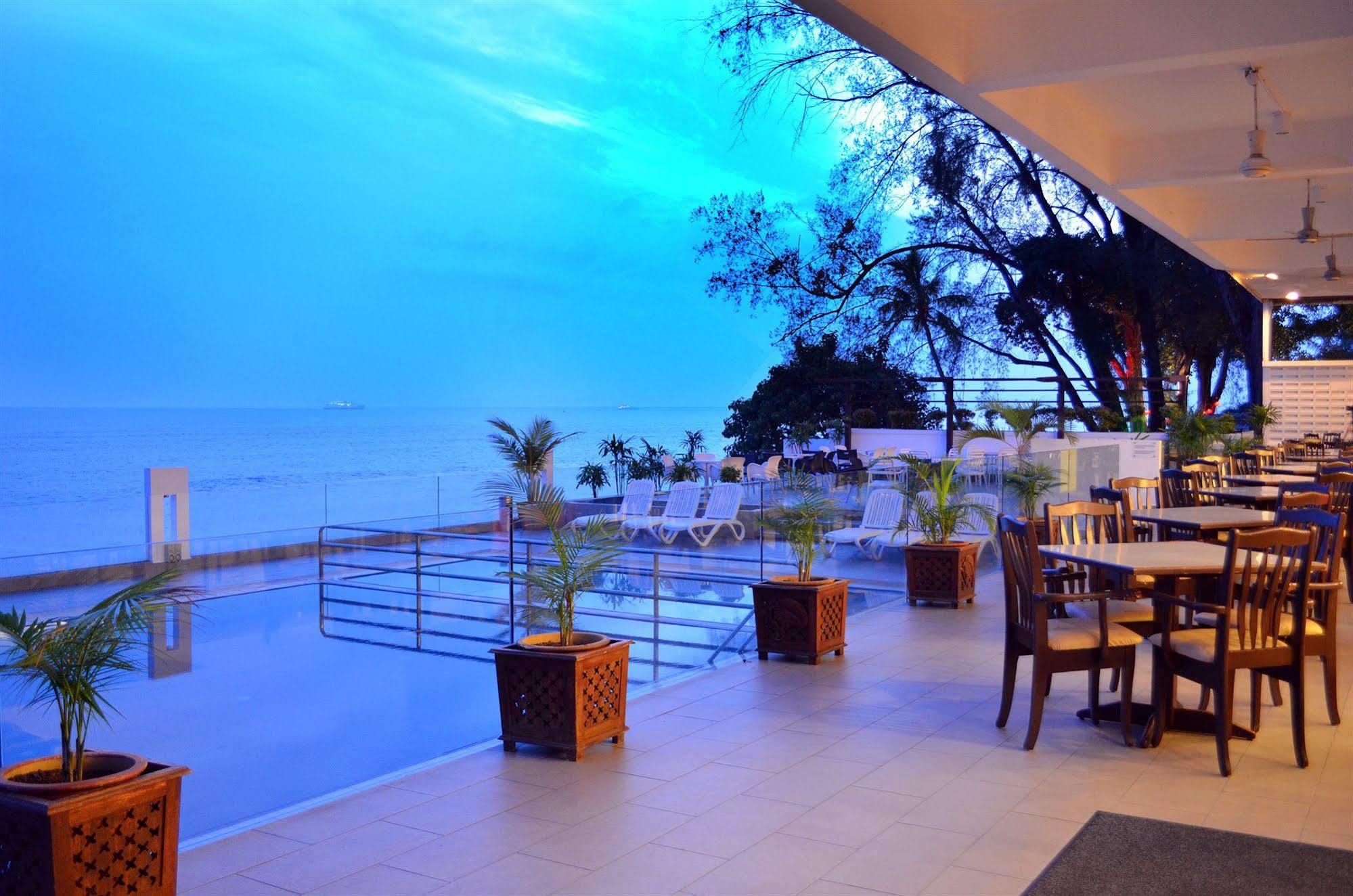 טנג'ונג בונגא Hotel Sentral Seaview @ ​Beachfront מראה חיצוני תמונה